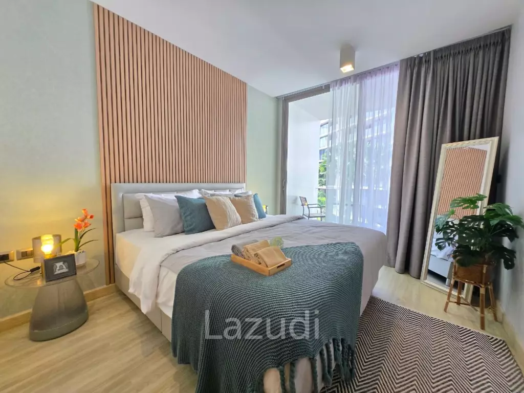 Corner unit in 4th floor with pool and garden view. Close to beach