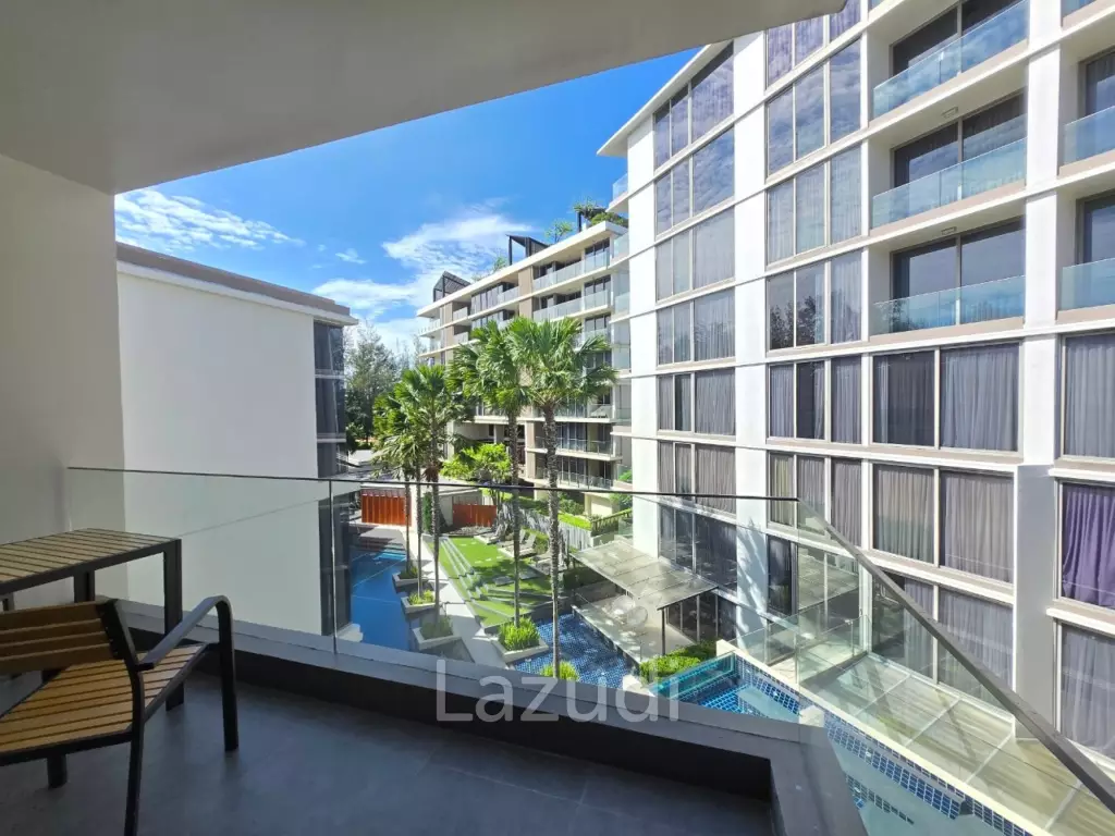 Corner unit in 4th floor with pool and garden view. Close to beach
