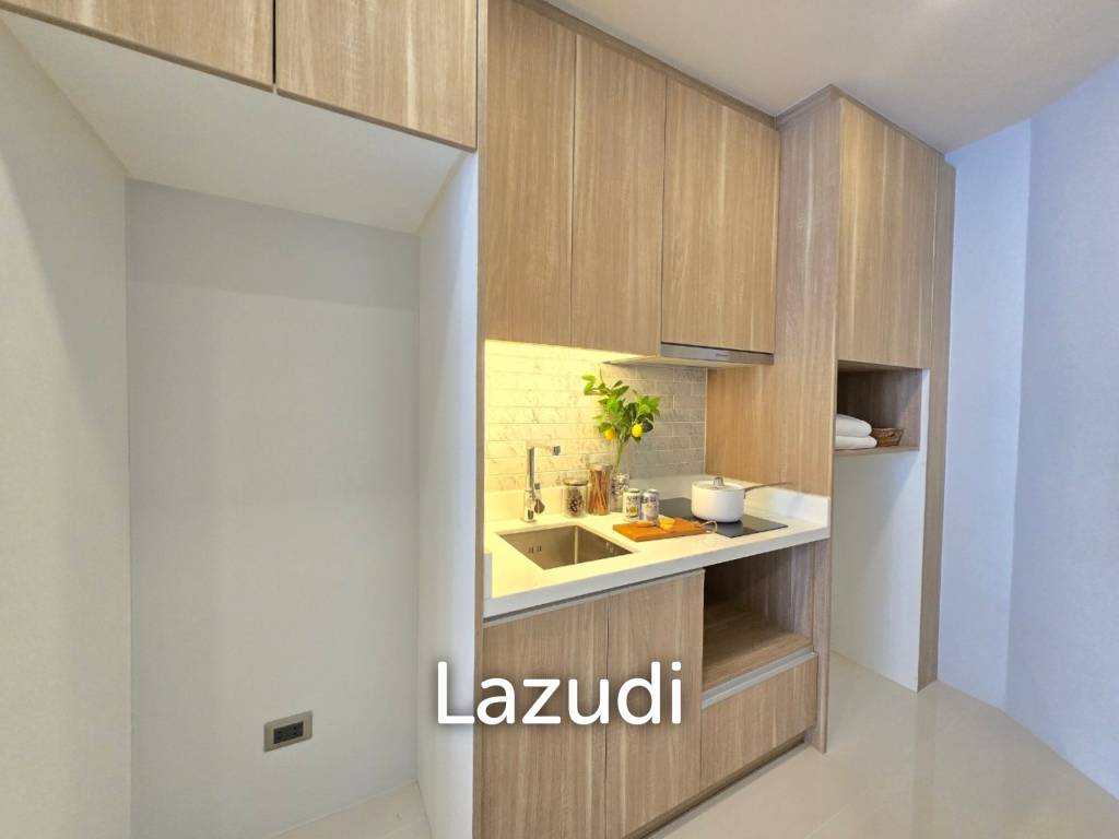 Corner unit in 4th floor with pool and garden view. Close to beach