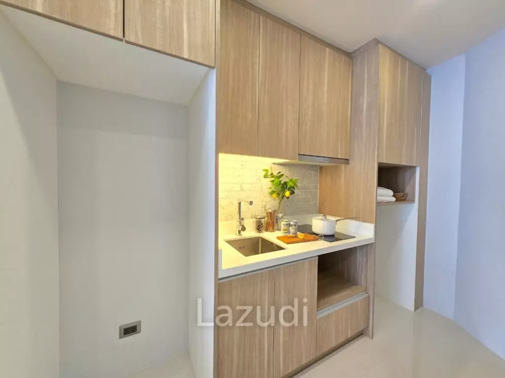 Corner unit in 4th floor with pool and garden view. Close to beach