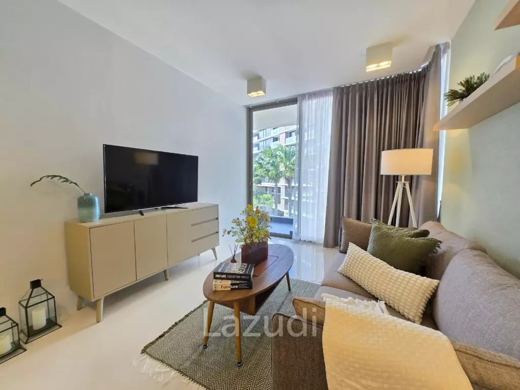 Corner unit in 4th floor with pool and garden view. Close to beach