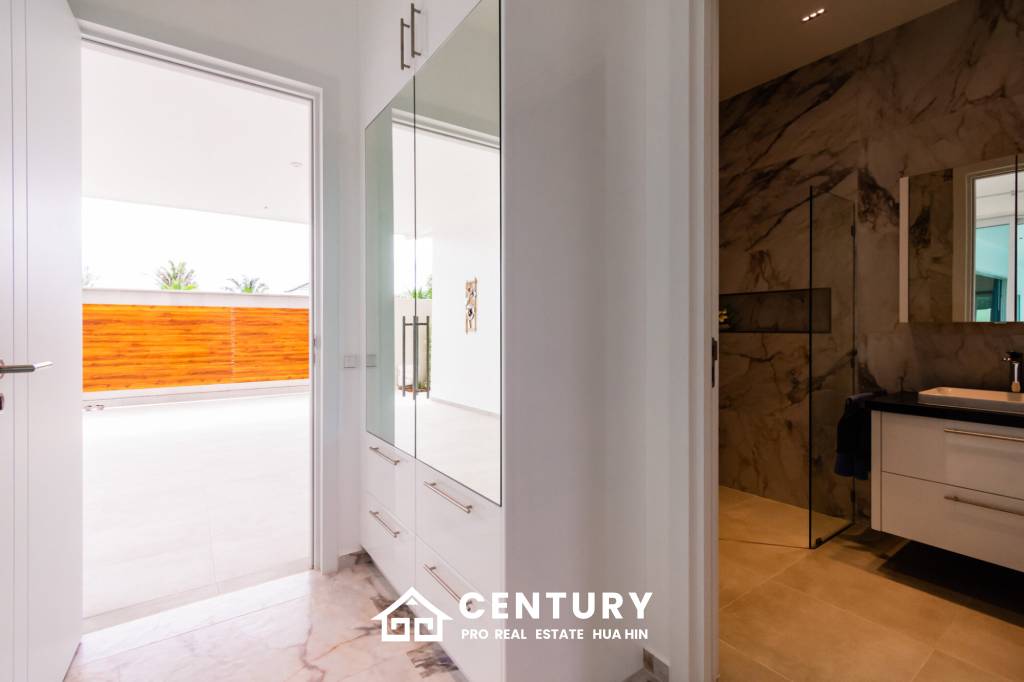 723 ตร.ม 3 เตียง 3 อาบน้ำ วิลล่า For ขาย