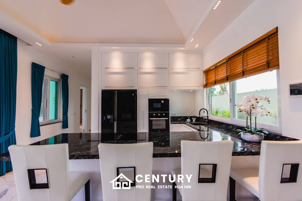 723 ตร.ม 3 เตียง 3 อาบน้ำ วิลล่า For ขาย