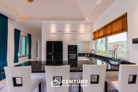 723 ตร.ม 3 เตียง 3 อาบน้ำ วิลล่า For ขาย