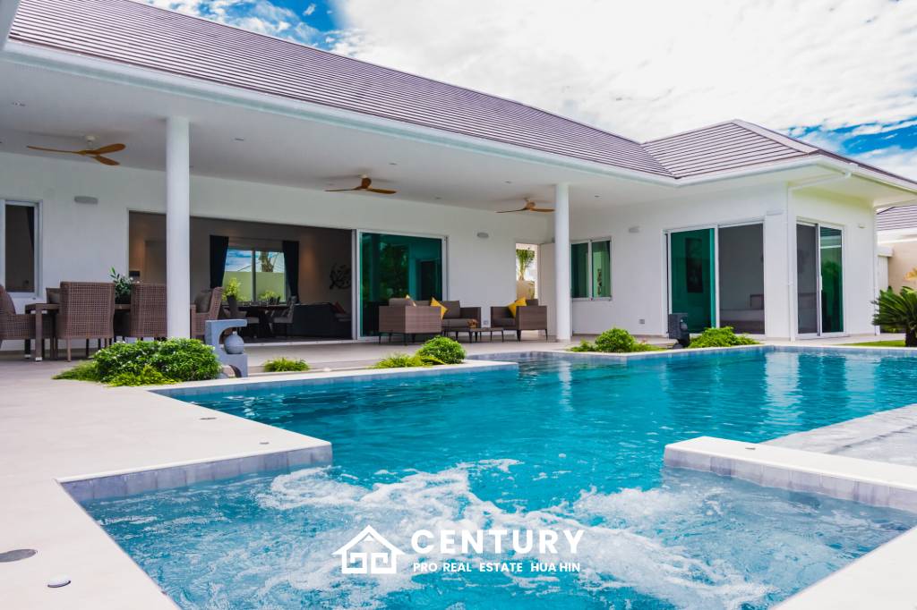 723 ตร.ม 3 เตียง 3 อาบน้ำ วิลล่า For ขาย