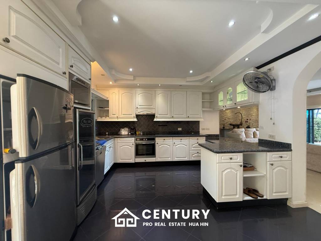 PALM HILL CONDO : 3 bed on ground floor with large condo