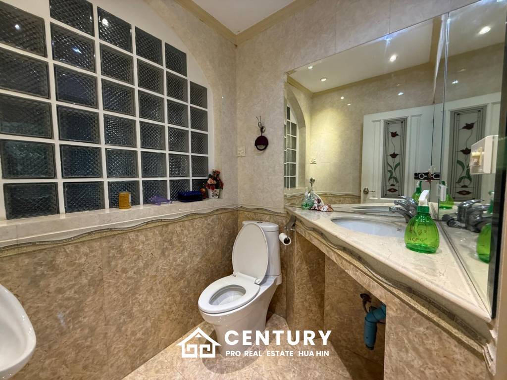 PALM HILL CONDO : 3 bed on ground floor with large condo