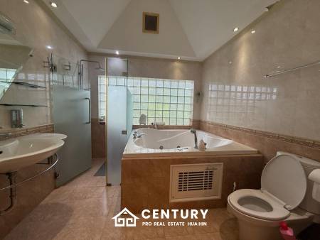 PALM HILL CONDO : 3 bed on ground floor with large condo