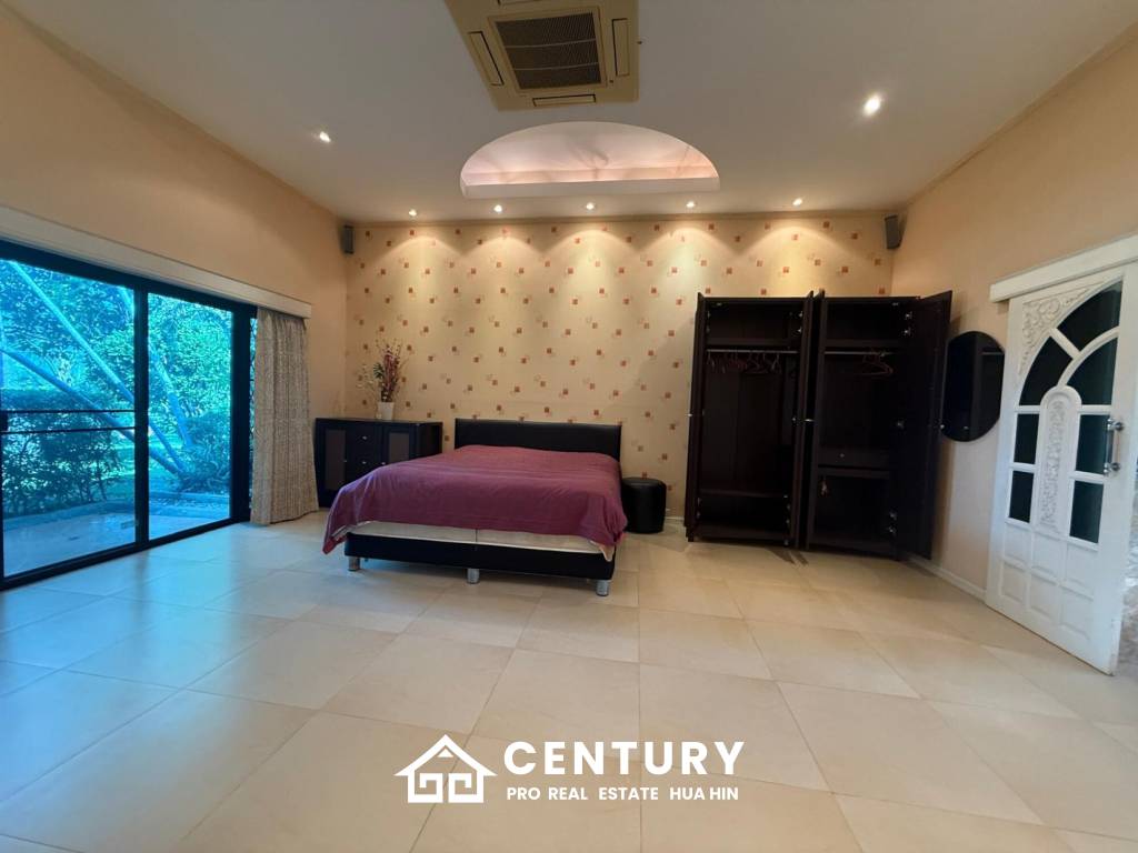 PALM HILL CONDO : 3 bed on ground floor with large condo