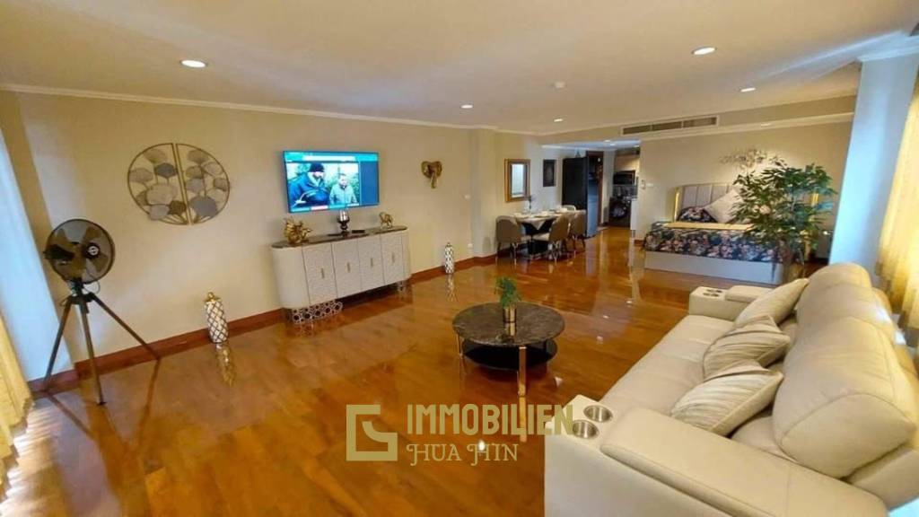 Eckwohnung - oberstes Stockwerk / 70qm / Designermöbel / moderne Küche