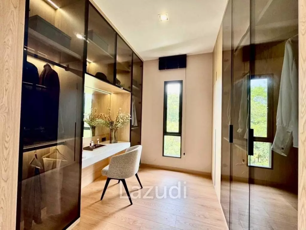 5 Beds 6 Baths 374 SQ.M. Luxury Vista Villa Pattaya