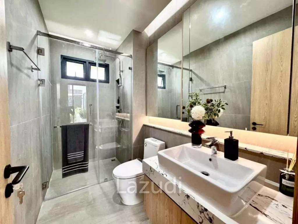 5 Beds 6 Baths 374 SQ.M. Luxury Vista Villa Pattaya