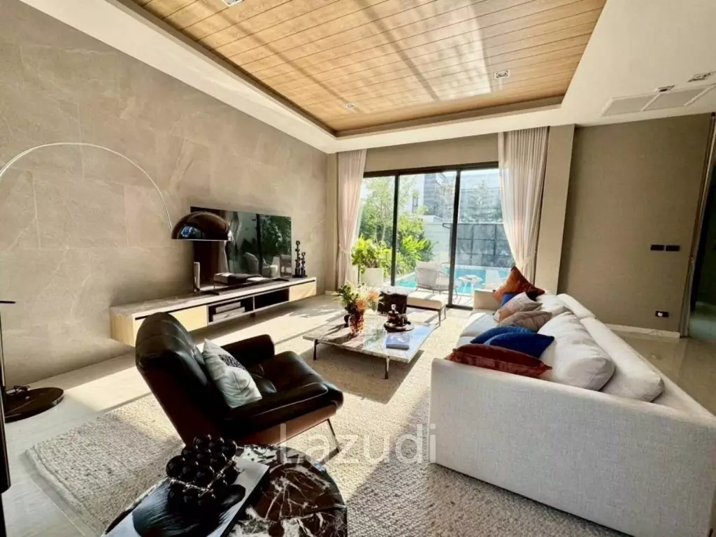 5 Beds 6 Baths 374 SQ.M. Luxury Vista Villa Pattaya