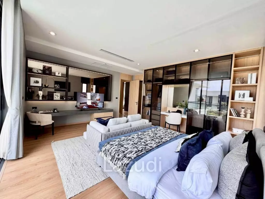 5 Beds 6 Baths 374 SQ.M. Luxury Vista Villa Pattaya