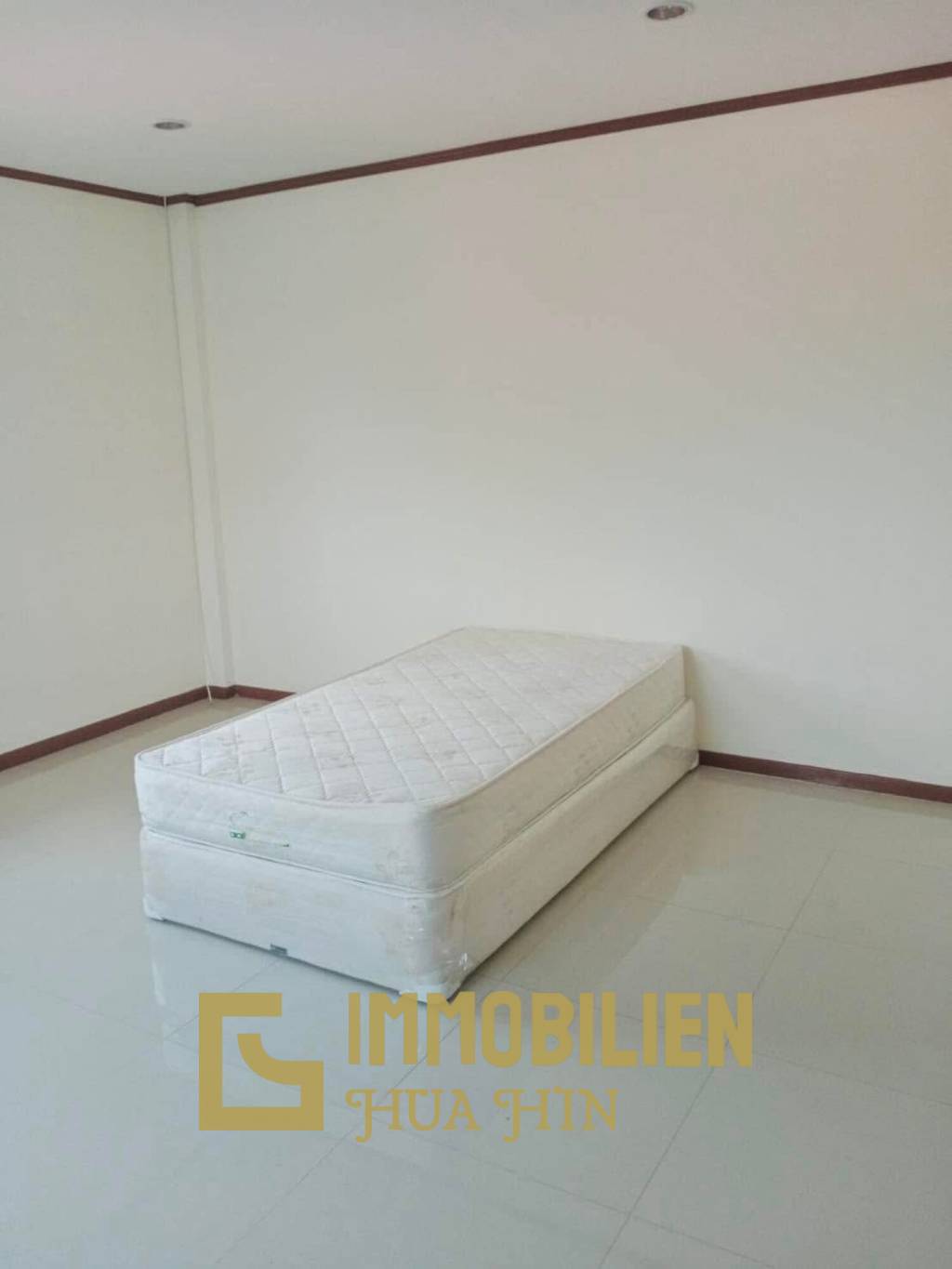 Dringender Verkauf! Zweistöckiges Geschäftsgebäude mit Mieter