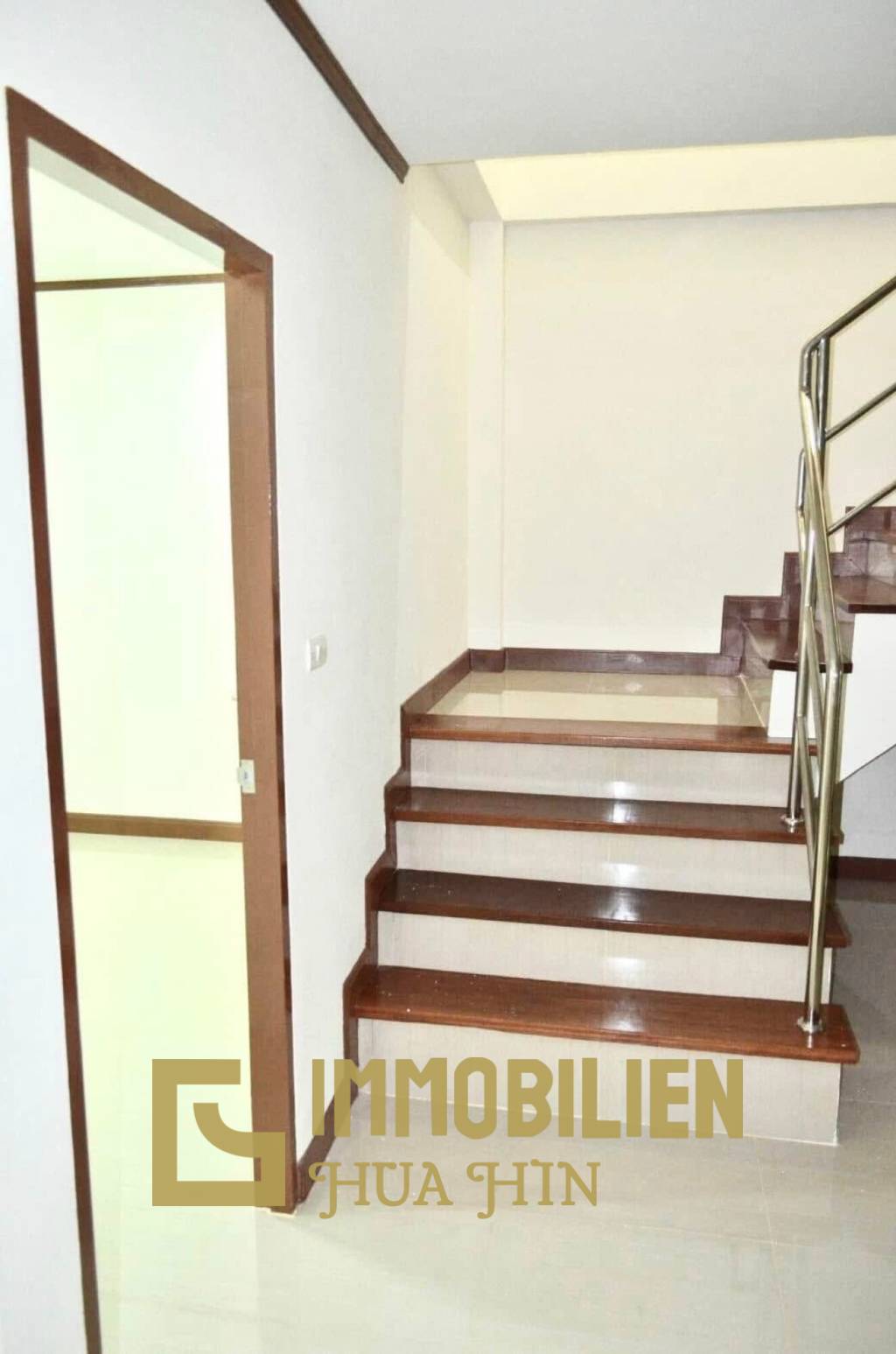 Dringender Verkauf! Zweistöckiges Geschäftsgebäude mit Mieter