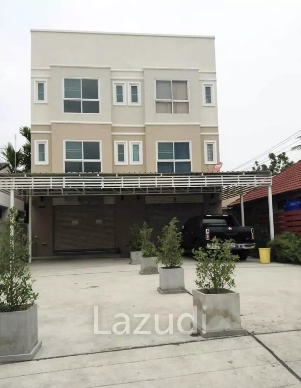 Urgent Sale! 3-Story Commercial Building with Tenant