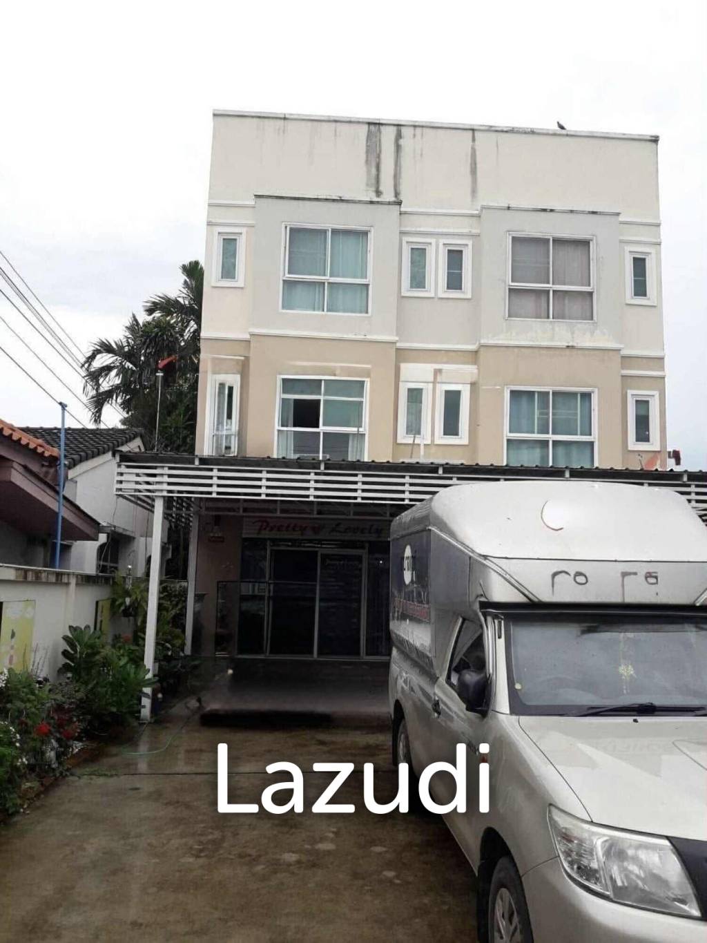 Urgent Sale! 3-Story Commercial Building with Tenant