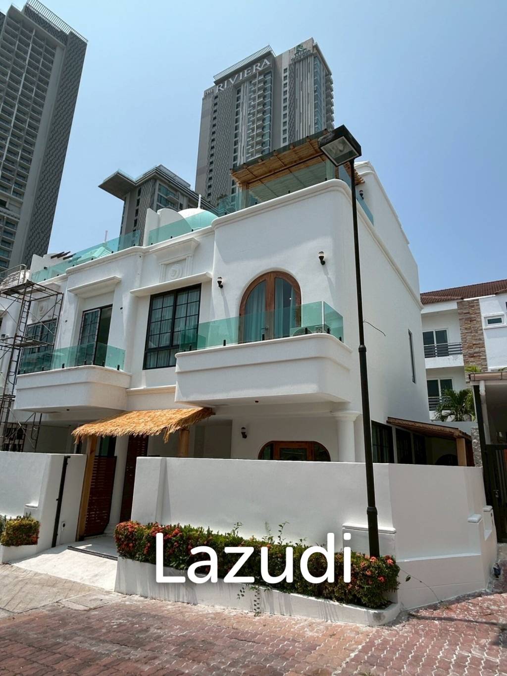 3 Beds 4 Baths 220 SQ.M. Townhouse In Wongamat Pattaya