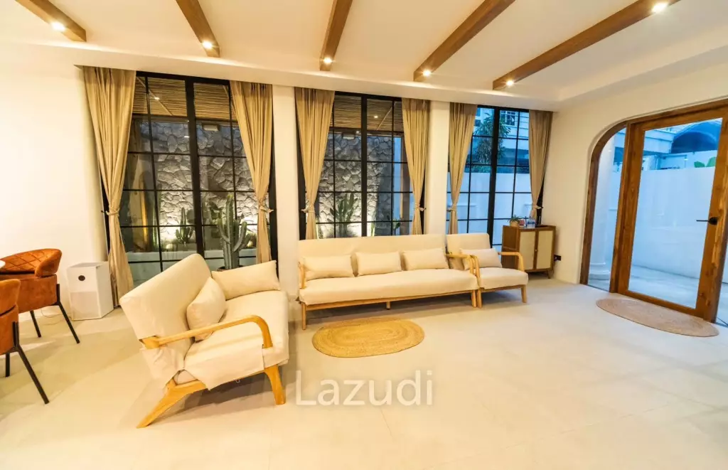 3 Beds 4 Baths 220 SQ.M. Townhouse In Wongamat Pattaya