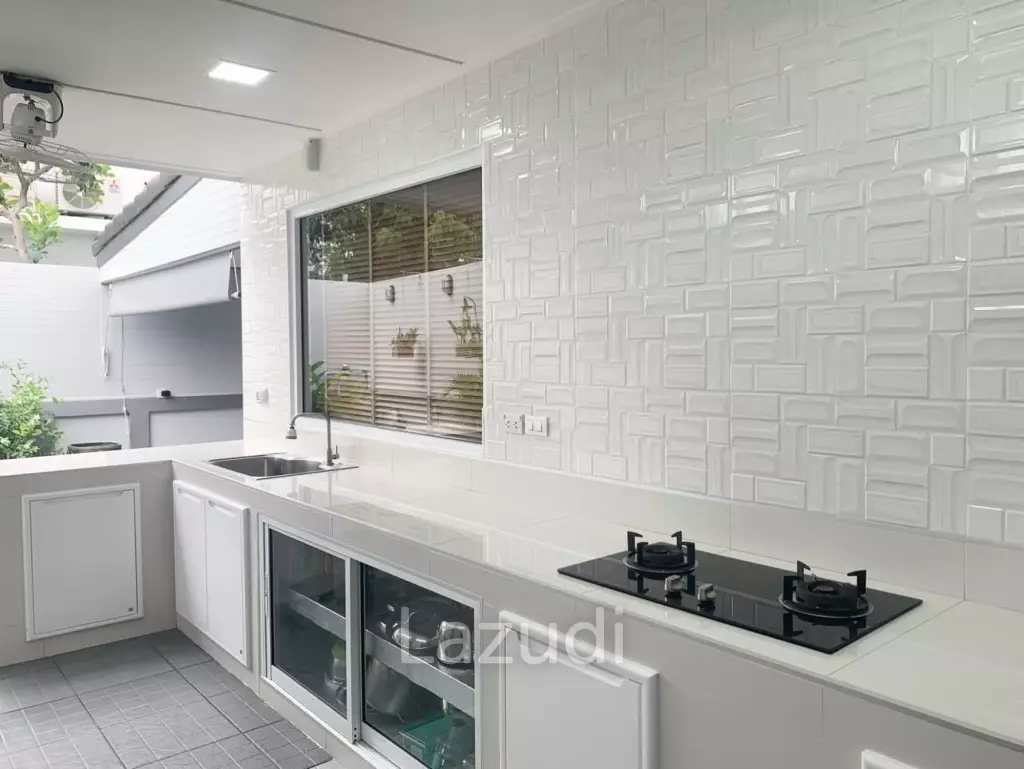 3 Beds 2 Baths 180 SQ.M Uraiwan Park View