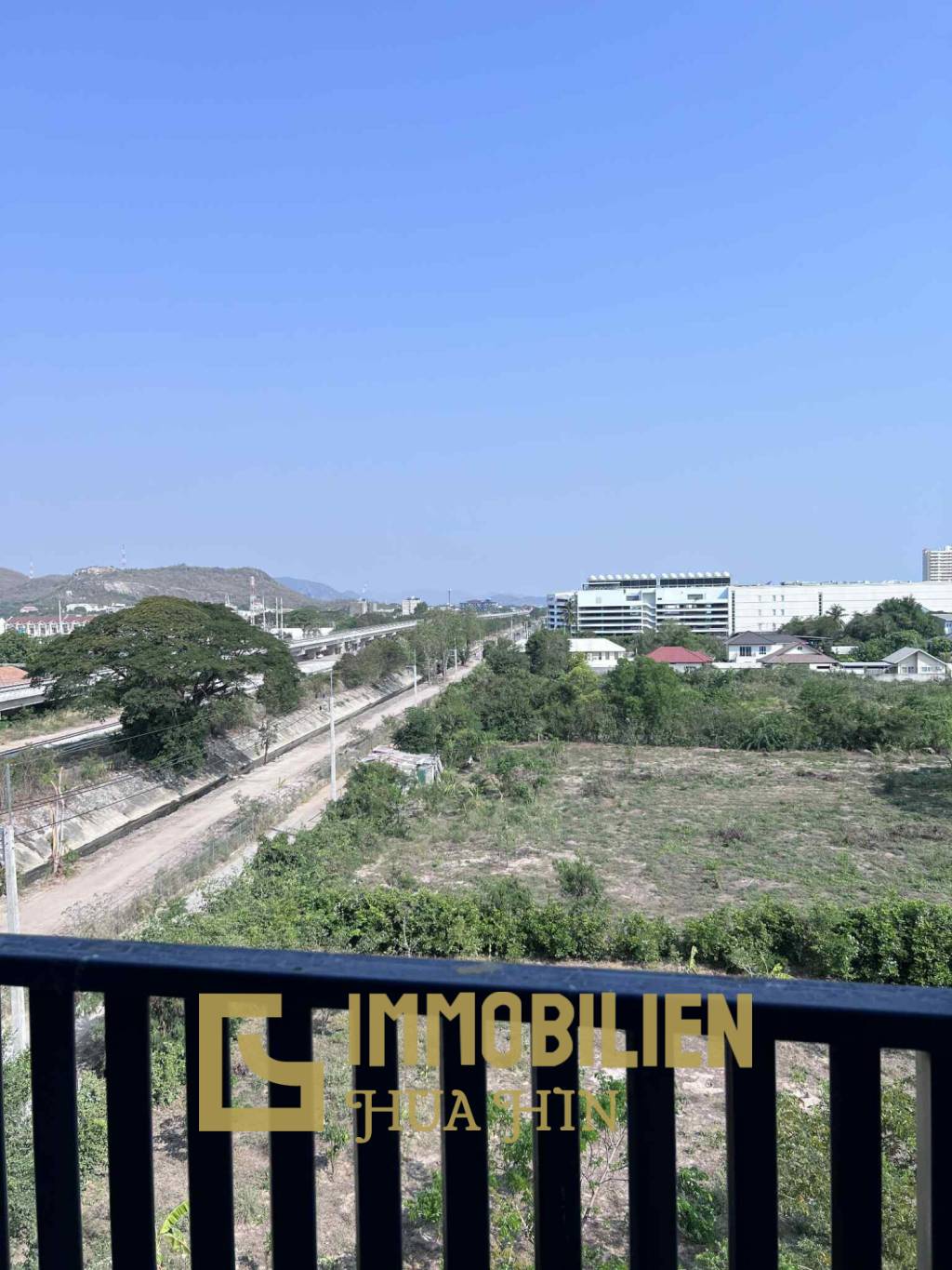 im 6. Stock / voll möbliert / einzugsbereit