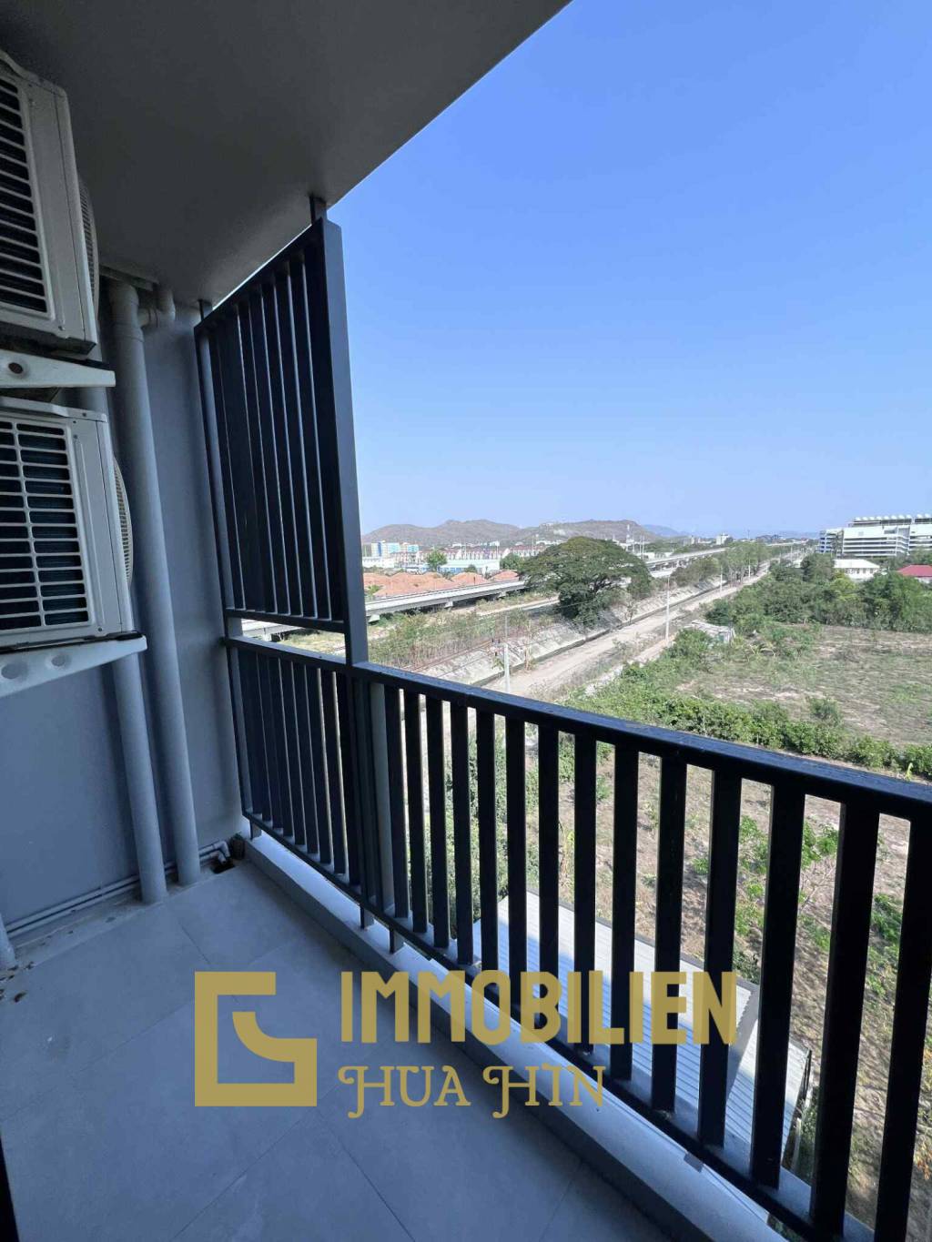 im 6. Stock / voll möbliert / einzugsbereit