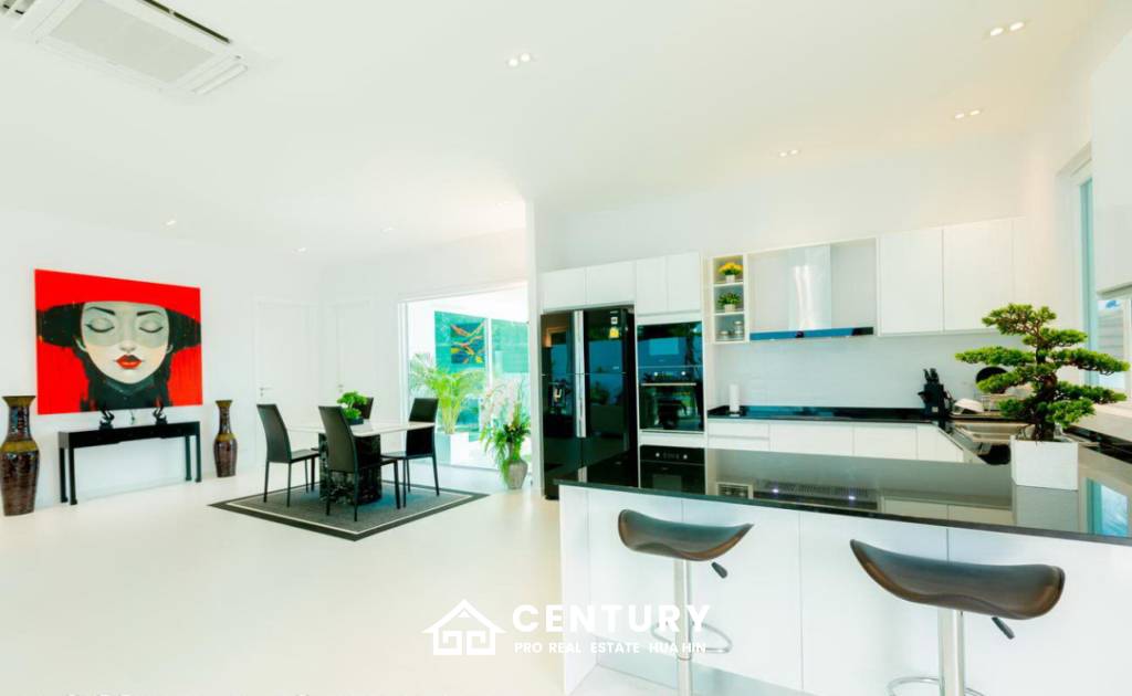 723 ตร.ม 3 เตียง 3 อาบน้ำ วิลล่า For ขาย