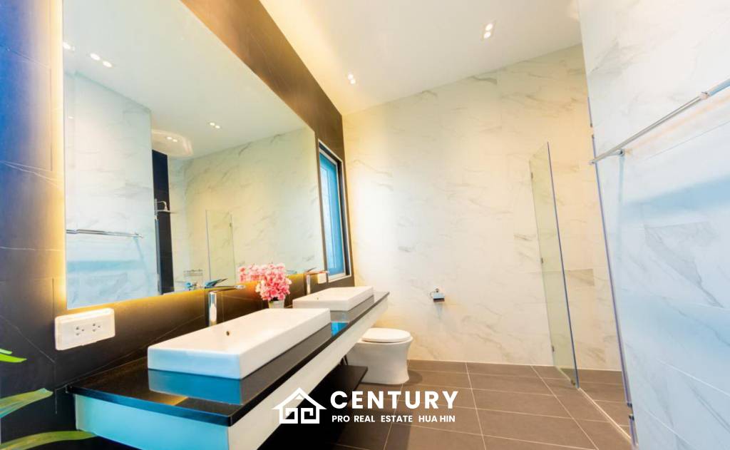 723 ตร.ม 3 เตียง 3 อาบน้ำ วิลล่า For ขาย