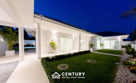 723 ตร.ม 3 เตียง 3 อาบน้ำ วิลล่า For ขาย