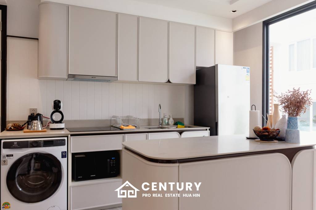 Luxury Beachfront condo in the heart of the city