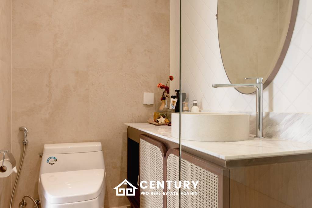 Luxury Beachfront condo in the heart of the city