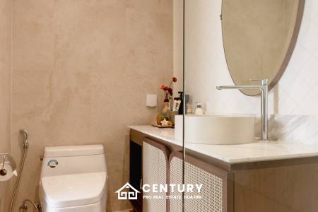 Luxury Beachfront condo in the heart of the city