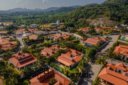 BelVida Estates : Elegant Renovated 4-Bed Pool Villa with Private Pool and Lush Garden