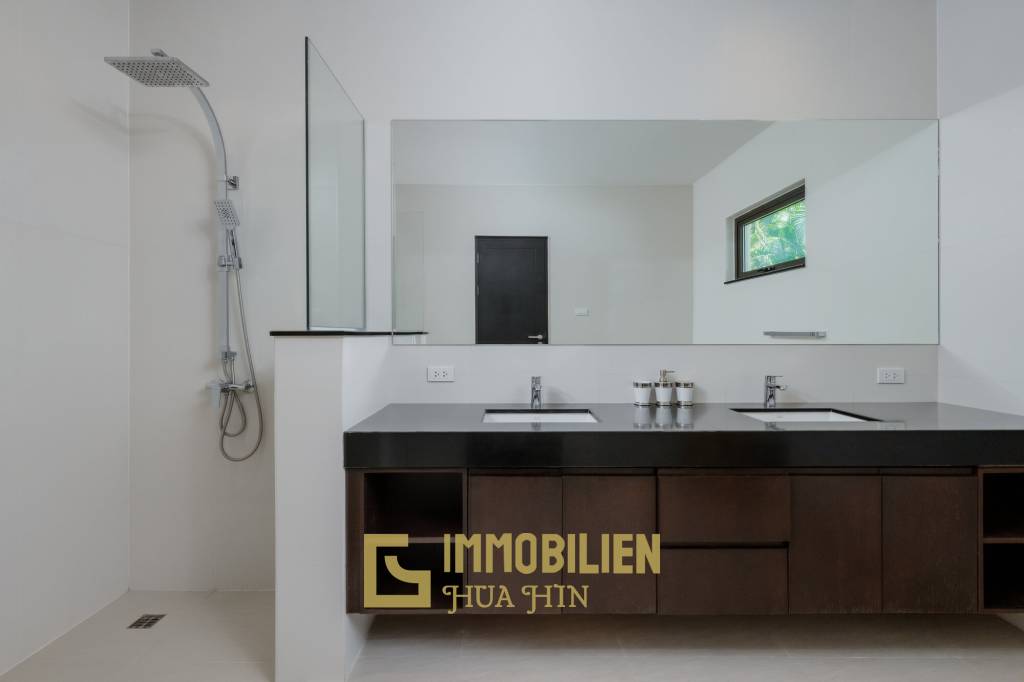 komplett renoviert / hochwertige Möbel / Golfmitgliedschaft / moderne europäische Küche