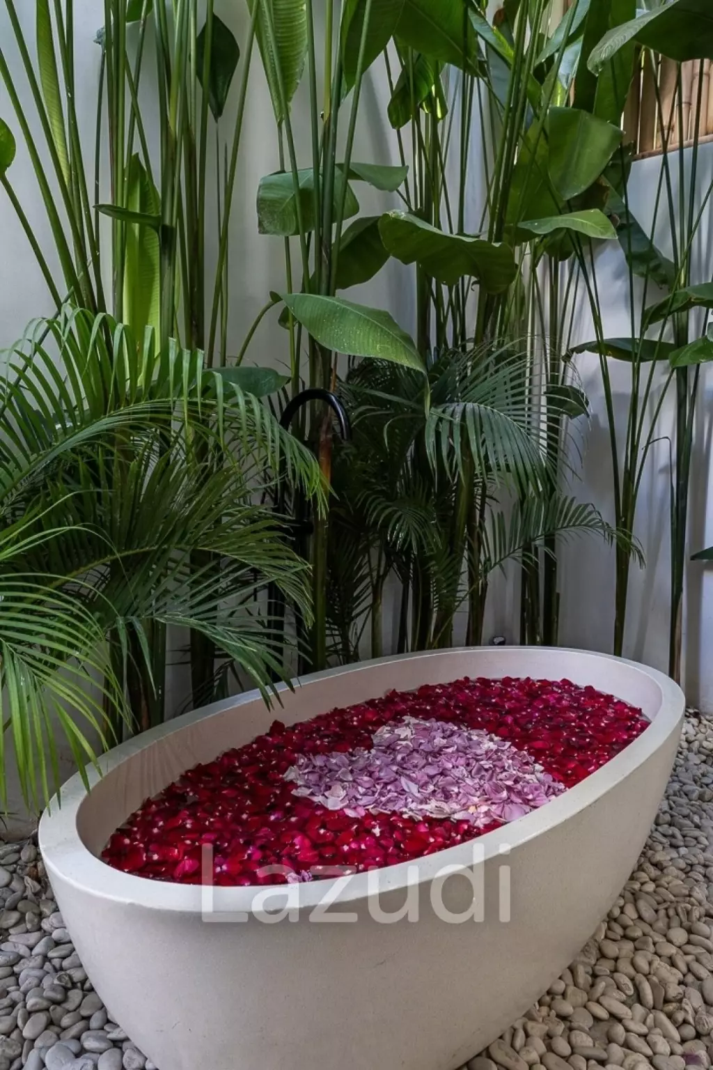 Grand 4-Bedroom Villa – Steps from Batu Bolong Beach, Canggu