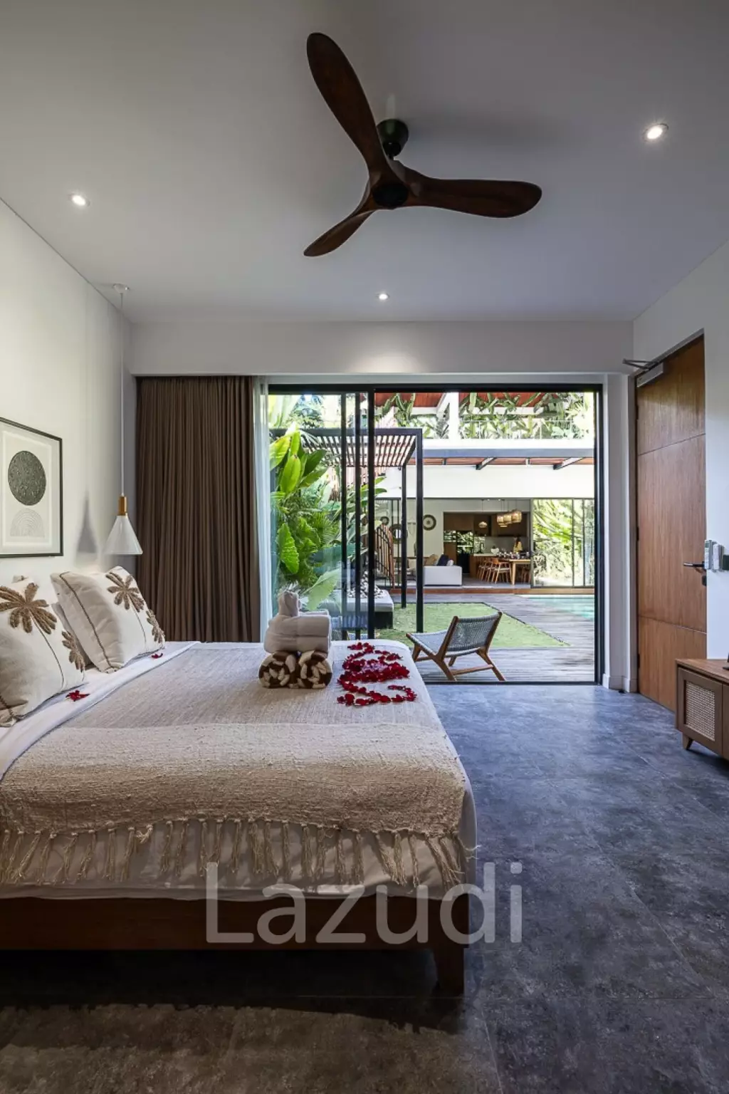 Grand 4-Bedroom Villa – Steps from Batu Bolong Beach, Canggu