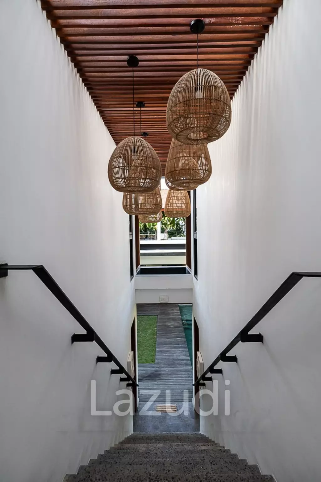Grand 4-Bedroom Villa – Steps from Batu Bolong Beach, Canggu