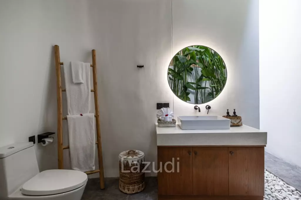 Grand 4-Bedroom Villa – Steps from Batu Bolong Beach, Canggu