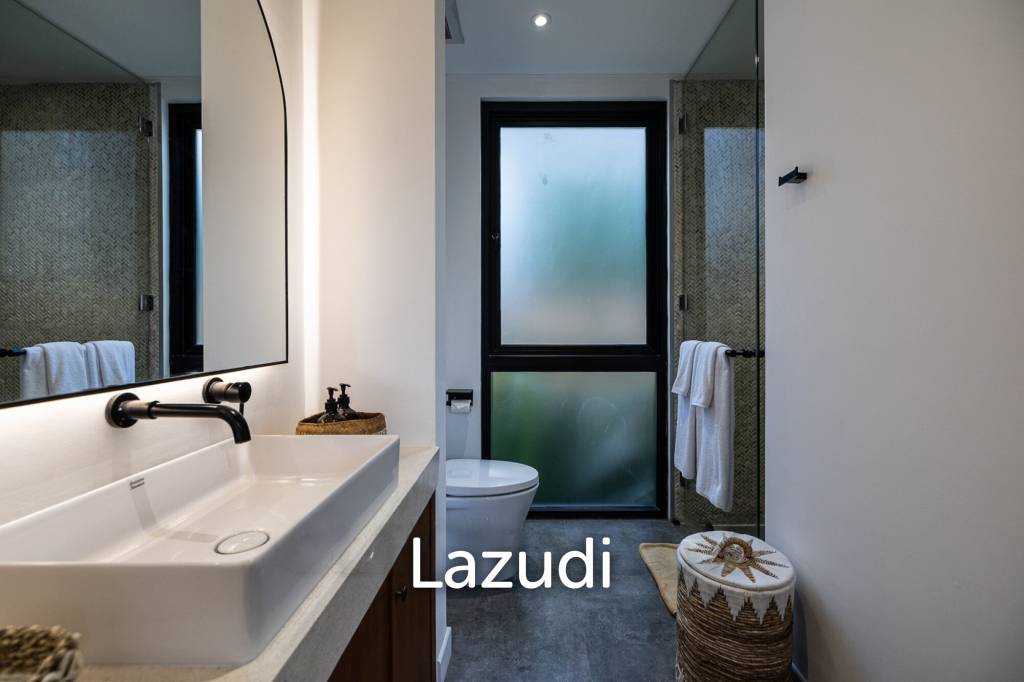 Grand 4-Bedroom Villa – Steps from Batu Bolong Beach, Canggu