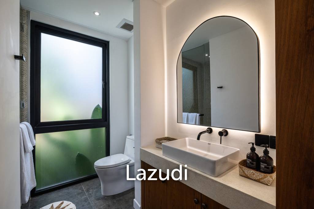 Grand 4-Bedroom Villa – Steps from Batu Bolong Beach, Canggu