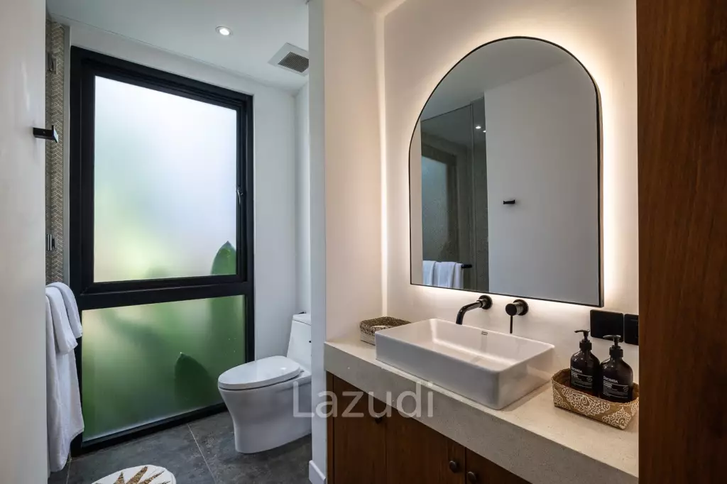 Grand 4-Bedroom Villa – Steps from Batu Bolong Beach, Canggu
