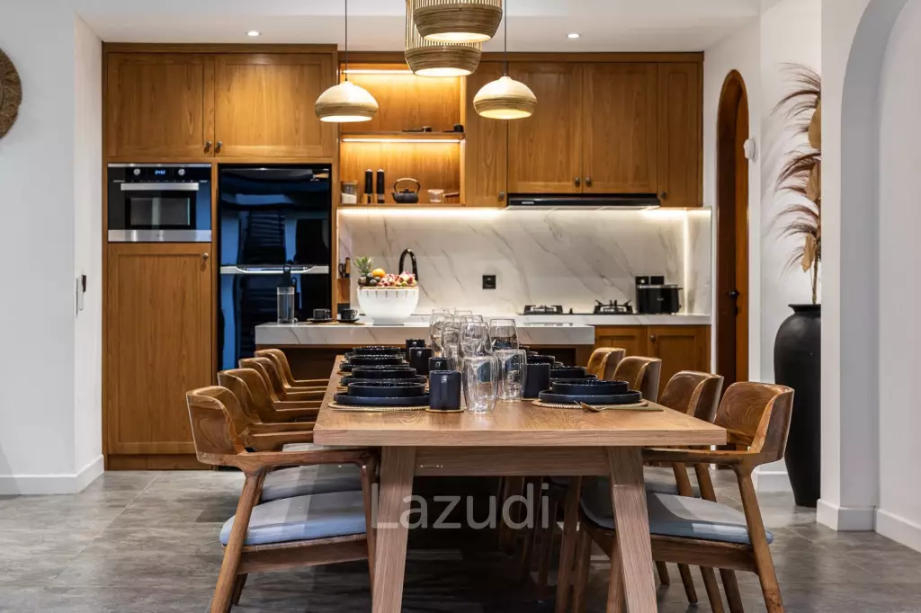 Grand 4-Bedroom Villa – Steps from Batu Bolong Beach, Canggu