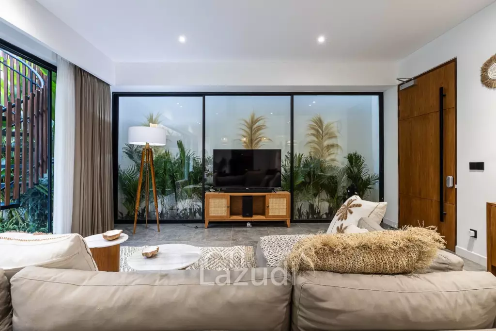 Grand 4-Bedroom Villa – Steps from Batu Bolong Beach, Canggu