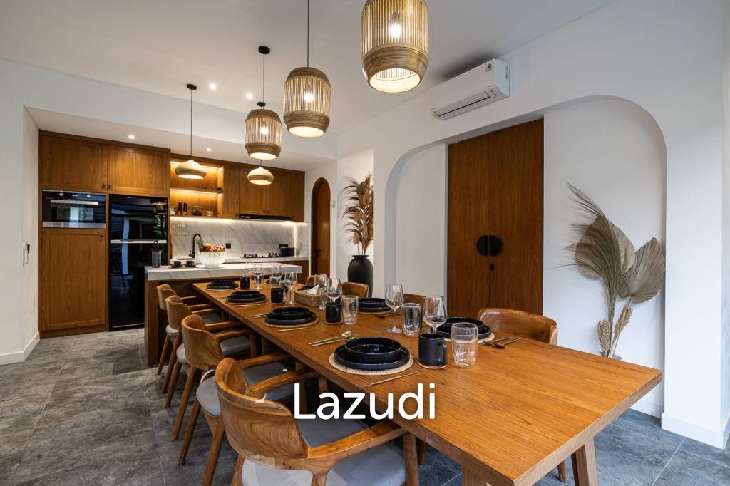 Grand 4-Bedroom Villa – Steps from Batu Bolong Beach, Canggu