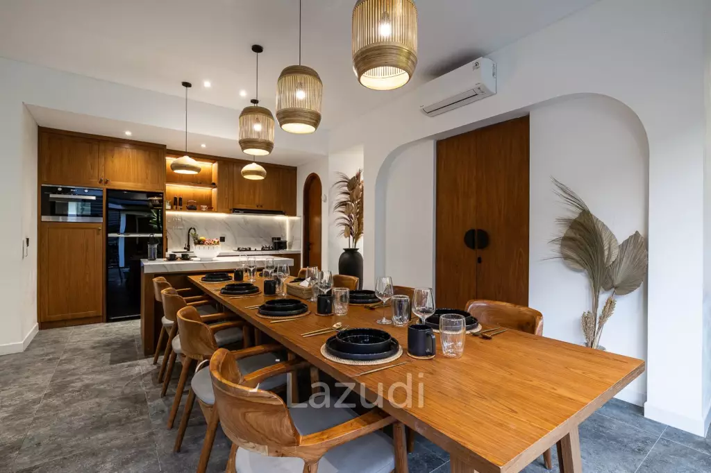 Grand 4-Bedroom Villa – Steps from Batu Bolong Beach, Canggu