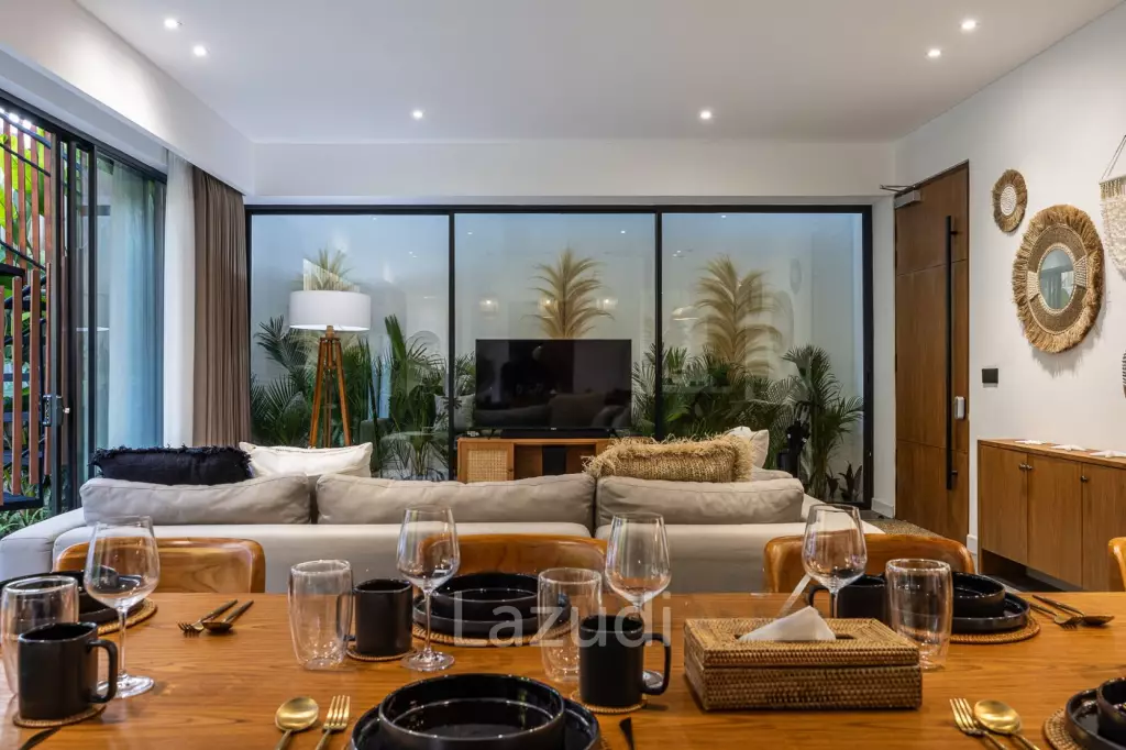 Grand 4-Bedroom Villa – Steps from Batu Bolong Beach, Canggu