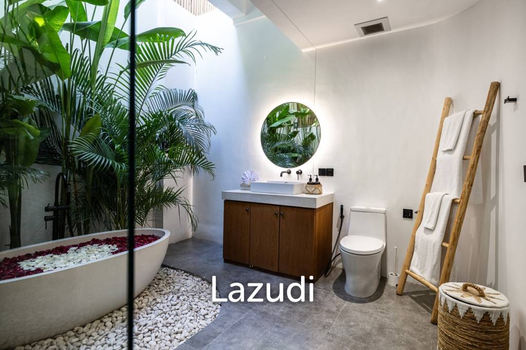 Grand 4-Bedroom Villa – Steps from Batu Bolong Beach, Canggu