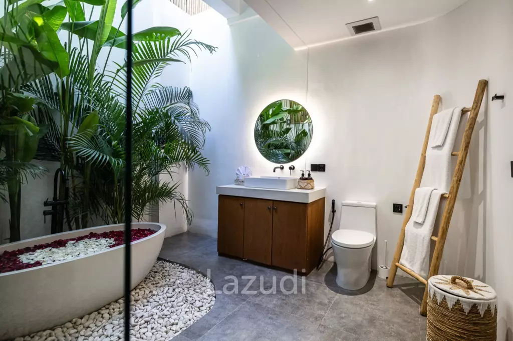 Grand 4-Bedroom Villa – Steps from Batu Bolong Beach, Canggu