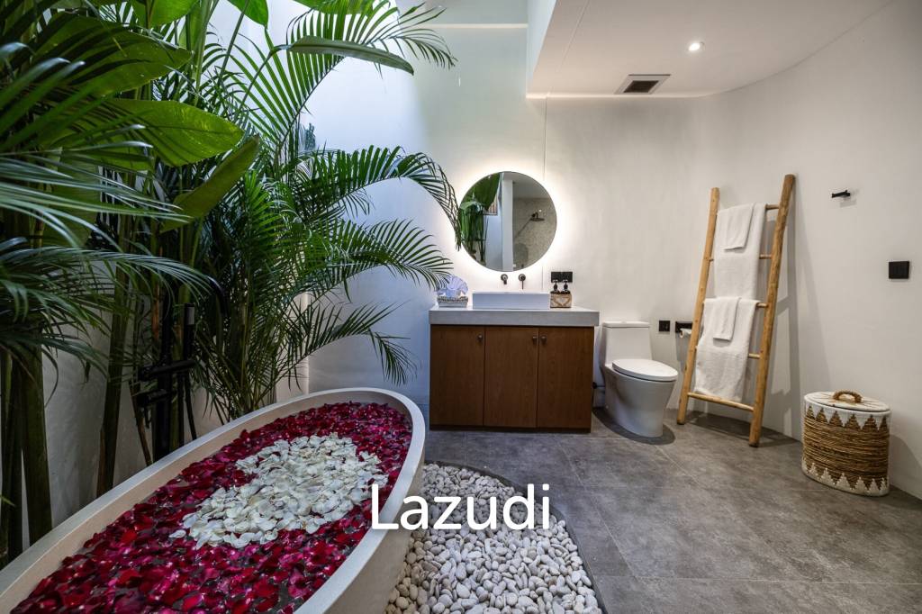 Grand 4-Bedroom Villa – Steps from Batu Bolong Beach, Canggu